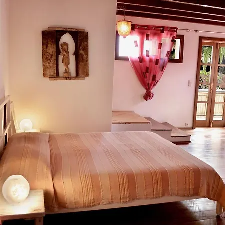 Semesterbostad Stylish House In A Real With Private Garden *