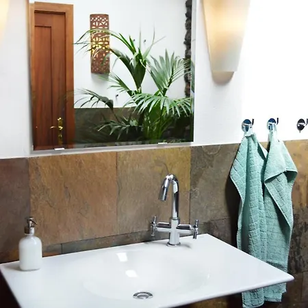 Stylish House In A Real With Private Garden Semesterbostad Uga