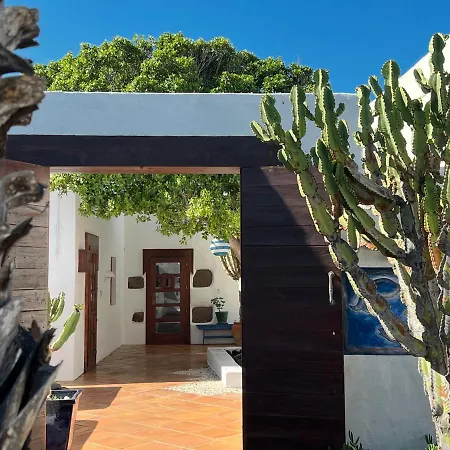 Stylish House In A Real With Private Garden Semesterbostad *