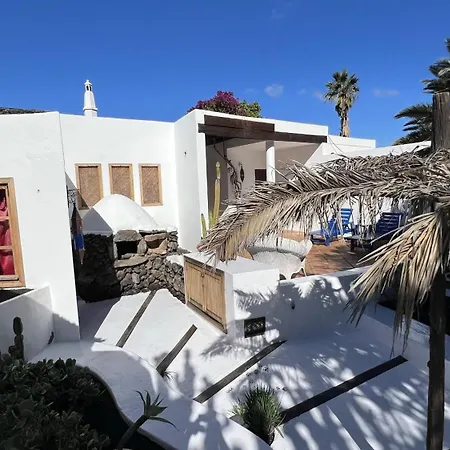 Stylish House In A Real With Private Garden Semesterbostad Uga
